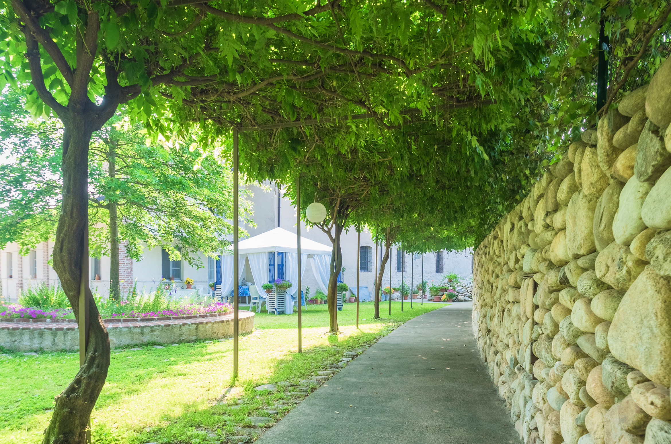 Giardino privato nel retro del B&B casa torre allera nei pressi di cuneo